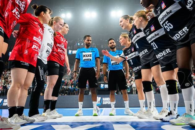 Muenchen HBF Super Cup 2025 HSG Blomberg Lippe Thueringer HC Referee Suresh Thiyagarajah, Referee Ramesh Thiyagarajah at Sportlergruß Muenchen SAP Garden Bayern Germany