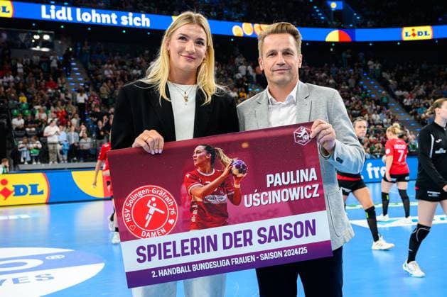 Muenchen HBF Super Cup 2025 HSG Blomberg Lippe Thueringer HC Player of the season 2 Bundesliga, Paulina Uscinowicz with the managing director HBF Christoph Wendt Muenchen SAP Garden Bayern Germany