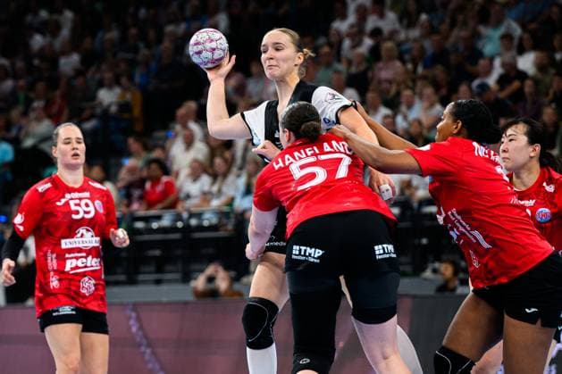 Muenchen HBF Super Cup 2025 HSG Blomberg Lippe Thueringer HC Nieke Kühne Kuehne Blomberg , Josefine Hanfland Thueringer HC , Sharon Nooitmeer Thueringer HC Muenchen SAP Garden Bayern Germany