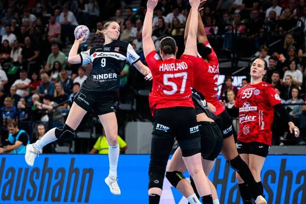 Muenchen HBF Super Cup 2025 HSG Blomberg Lippe Thueringer HC Nieke Kühne Kuehne Blomberg , Josefine Hanfland Thueringer HC , Sharon Nooitmeer Thueringer HC Muenchen SAP Garden Bayern Germany