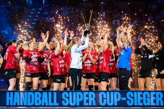 Muenchen HBF Super Cup 2025 HSG Blomberg Lippe Thueringer HC Goalkeeper Laura Kuske Thueringer HC with the cup Muenchen SAP Garden Bayern Germany