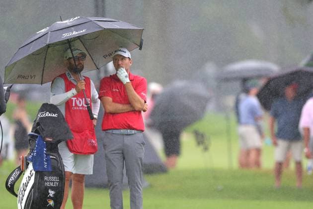 ATLANTA, GA - AUGUST 23: Russell Henley of the United States talks with his caddie during the third round of the PGA, Golf Herren Tour Championship on August 23, 2025 at East Lake Golf Club in Atlanta, GA. (Photo by Jeff Robinson Icon Sportswire) GOLF: AUG 23 PGA FedEx Cup Playoffs - Tour Championship EDITORIAL USE ONLY Icon25082352379