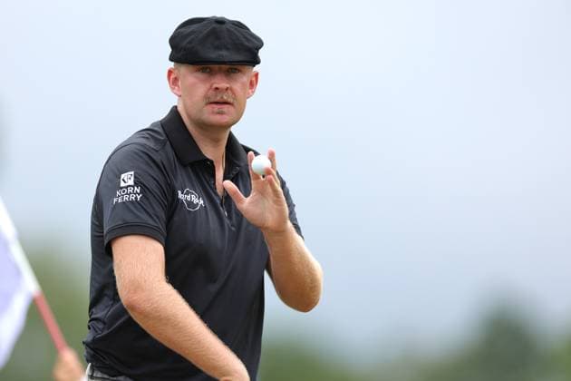 ATLANTA, GA - AUGUST 23: Harry Hall of England waves to the crowd on the 3rd green during the third round of the PGA, Golf Herren Tour Championship on August 23, 2025 at East Lake Golf Club in Atlanta, GA. (Photo by Jeff Robinson Icon Sportswire) GOLF: AUG 23 PGA FedEx Cup Playoffs - Tour Championship EDITORIAL USE ONLY Icon25082348324
