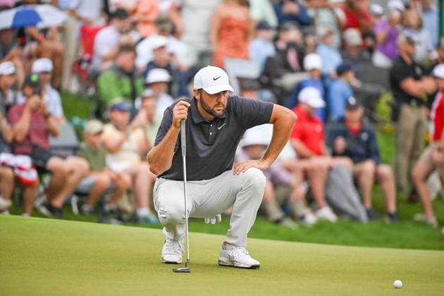 ATLANTA, GA - AUGUST 23: Scottie Scheffler (USA) lining up his putt on the eighteenth green during the third round of the PGA, Golf Herren Tour Championship, August 23, 2025 at East Lake Golf Club in Atlanta, Georgia. (Photo by John Adams Icon Sportswire) GOLF: AUG 23 PGA FedEx Cup Playoffs - Tour Championship EDITORIAL USE ONLY Icon2508230385603