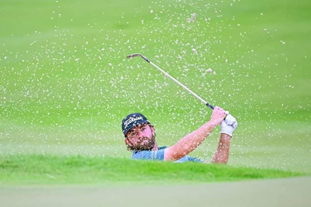 ATLANTA, GA - AUGUST 23: Cameron Young (USA) hitting out of the sand on the eighteenth green during the third round of the PGA, Golf Herren Tour Championship, August 23, 2025 at East Lake Golf Club in Atlanta, Georgia. (Photo by John Adams Icon Sportswire) GOLF: AUG 23 PGA FedEx Cup Playoffs - Tour Championship EDITORIAL USE ONLY Icon2508230394503