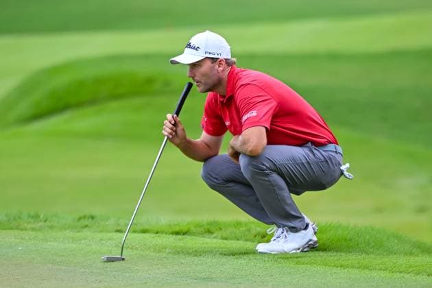 ATLANTA, GA - AUGUST 23: Russell Henley (USA) lining up his put on the eighteenth green during the third round of the PGA, Golf Herren Tour Championship, August 23, 2025 at East Lake Golf Club in Atlanta, Georgia. (Photo by John Adams Icon Sportswire) GOLF: AUG 23 PGA FedEx Cup Playoffs - Tour Championship EDITORIAL USE ONLY Icon2508230437503