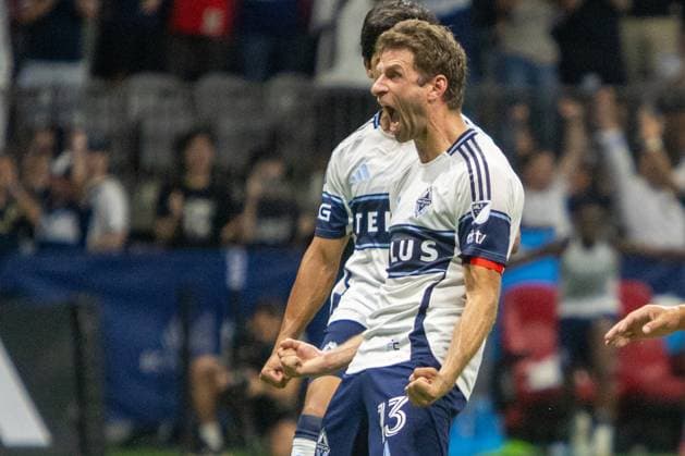 August 23, 2025: Midfielder Thomas Muller (13) of Vancouver Whitecaps FC celebrates after scoring a goal to make it game 3 x 2 in the MLS, Fussball Herren, USA Regular Season game Vancouver Whitecaps FC vs St. Louis City FC at BC Place on August 23, 2025 in Vancouver, Canada.( ) - ZUMAp175 20250823_zsa_p175_043 Copyright: xTomazxJr Pximagesx