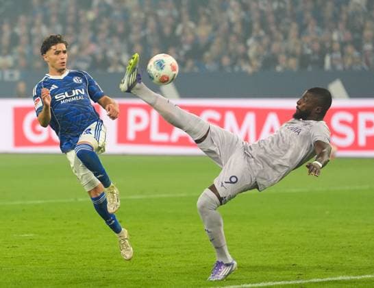 Soufiane El Faouzi FC Schalke 04, 23 watches as Ibrahim Sissoko VfL Bochum 1848, 9 misses a scoring chance GER, FC Schalke 04 vs VfL Bochum 1848, 2 Bundesliga, Matchday 3, Season 2025 2026, 23 08 2025 DFL REGULATES PROHIBIT ANY USE OF PHOTOGRAPHS AS IMAGE SEQUENCES AND OR QUASI VIDEO GER, FC Schalke 04 vs VfL Bochum 1848, 2 Bundesliga, Matchday 3, Season 2025 2026, 23 08 2025 Gelsenkirchen Copyright: xEibner-Pressefoto ScottxColemanx EP_SCN