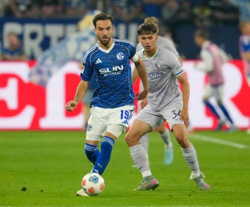 Kenan Karaman FC Schalke 04, 19 plays the ball GER, FC Schalke 04 vs VfL Bochum 1848, 2 Bundesliga, Matchday 3, Season 2025 2026, 23 08 2025 DFL REGULATIONS PROHIBIT ANY USE OF PHOTOGRAPHS AS IMAGE SEQUENCES AND OR QUASI VIDEO GER, FC Schalke 04 vs VfL Bochum 1848, 2 Bundesliga, Matchday 3, Season 2025 2026, 23 08 2025 Gelsenkirchen Copyright: xEibner-Pressefoto ScottxColemanx EP_SCN