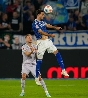 Kenan Karaman FC Schalke 04, 19 kepft den Ball GER, FC Schalke 04 vs VfL Bochum 1848, 2 Bundesliga, Matchday 3, Season 2025 2026, 23 08 2025 DFL REGULATIONS PROHIBIT ANY USE OF PHOTOGRAPHS AS IMAGE SEQUENCES AND OR QUASI VIDEO GER, FC Schalke 04 vs VfL Bochum 1848, 2 Bundesliga, Matchday 3, Season 2025 2026, 23 08 2025 Gelsenkirchen Copyright: xEibner-Pressefoto ScottxColemanx EP_SCN