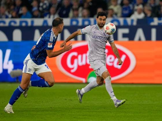 Gerrit Holtmann VfL Bochum 1848, 17 on the ball GER, FC Schalke 04 vs VfL Bochum 1848, 2 Bundesliga, Matchday 3, Season 2025 2026, 23 08 2025 DFL REGULATIONS PROHIBIT ANY USE OF PHOTOGRAPHS AS IMAGE SEQUENCES AND OR QUASI VIDEO GER, FC Schalke 04 vs VfL Bochum 1848, 2 Bundesliga, Matchday 3, Season 2025 2026, 23 08 2025 Gelsenkirchen Copyright: xEibner-Pressefoto ScottxColemanx EP_SCN