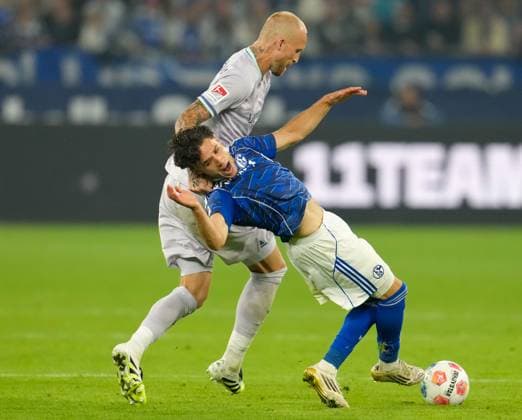 Philipp Hofmann VfL Bochum 1848, 33 fouls Soufiane El Faouzi FC Schalke 04, 23 GER, FC Schalke 04 vs VfL Bochum 1848, 2 Bundesliga, Matchday 3, Season 2025 2026, 23 08 2025 DFL REGULATES PROHIBIT ANY USE OF PHOTOGRAPHS AS IMAGE SEQUENCES AND OR QUASI VIDEO GER, FC Schalke 04 vs VfL Bochum 1848, 2 Bundesliga, Matchday 3, Season 2025 2026, 23 08 2025 Gelsenkirchen Copyright: xEibner-Pressefoto ScottxColemanx EP_SCN
