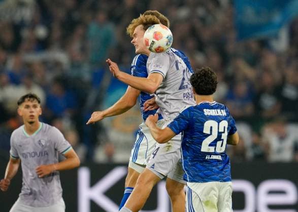 Mats Pannewig VfL Bochum 1848, 24 koepft den Ball GER, FC Schalke 04 vs VfL Bochum 1848, 2 Bundesliga, Matchday 3, Season 2025 2026, 23 08 2025 DFL REGULATIONS PROHIBIT ANY USE OF PHOTOGRAPHS AS IMAGE SEQUENCES AND OR QUASI VIDEO GER, FC Schalke 04 vs VfL Bochum 1848, 2 Bundesliga, Matchday 3, Season 2025 2026, 23 08 2025 Gelsenkirchen Copyright: xEibner-Pressefoto ScottxColemanx EP_SCN