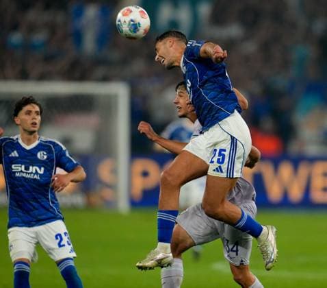 Nikola Katic FC Schalke 04, 25 rises to head over Cajetan Benjamin Lenz VfL Bochum 1848, 34 GER, FC Schalke 04 vs VfL Bochum 1848, 2 Bundesliga, Matchday 3, Season 2025 2026, 23 08 2025 DFL REGULATES PROHIBIT ANY USE OF PHOTOGRAPHS AS IMAGE SEQUENCES AND OR QUASI VIDEO GER, FC Schalke 04 vs VfL Bochum 1848, 2 Bundesliga, Matchday 3, Season 2025 2026, 23 08 2025 Gelsenkirchen Copyright: xEibner-Pressefoto ScottxColemanx EP_SCN