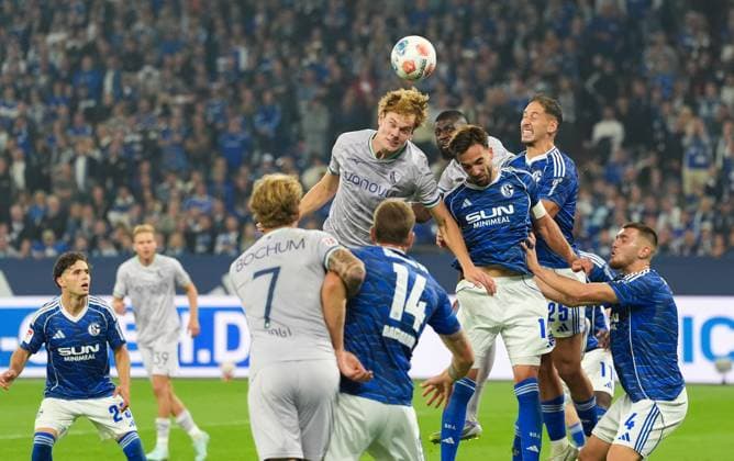 Mats Pannewig VfL Bochum 1848, 24 in a header duel with Kenan Karaman FC Schalke 04, 19 and Nikola Katic FC Schalke 04, 25 , while Ibrahim Sissoko VfL Bochum 1848, 9 looks on GER, FC Schalke 04 vs VfL Bochum 1848, 2 Bundesliga, Matchday 3, Season 2025 2026, 23 08 2025 DFL REGULATES PROHIBIT ANY USE OF PHOTOGRAPHS AS IMAGE SEQUENCES AND OR QUASI VIDEO GER, FC Schalke 04 vs VfL Bochum 1848, 2 Bundesliga, Matchday 3, Season 2025 2026, 23 08 2025 Gelsenkirchen Copyright: xEibner-Pressefoto ScottxColemanx EP_SCN