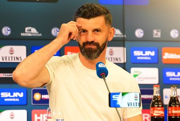 Miron Music FC Schalke 04 at the post-match press conference GER, FC Schalke 04 vs VfL Bochum 1848, 2 Bundesliga, Matchday 3, Season 2025 2026, 23 08 2025 DFL REGULATES PROHIBIT ANY USE OF PHOTOGRAPHS AS IMAGE SEQUENCES AND OR QUASI VIDEO GER, FC Schalke 04 vs VfL Bochum 1848, 2 Bundesliga, Matchday 3, Season 2025 2026, 23 08 2025 Gelsenkirchen Copyright: xEibner-Pressefoto ScottxColemanx EP_SCN