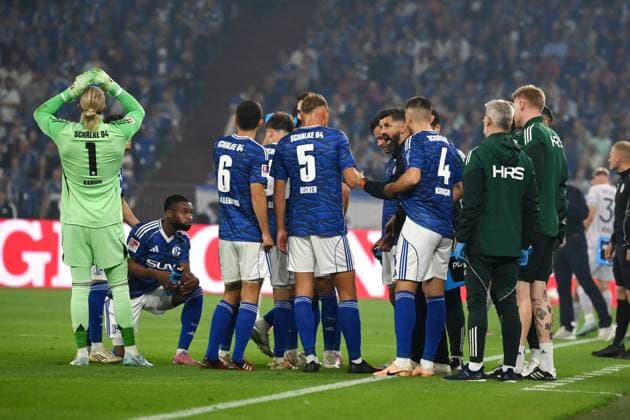 Coach Miron Muslic FC Schalke 04 , cheers on his players during a drinking break 23 08 2025, Soccer 2 Bundesliga, Season 2025 2026, Matchday 3, FC Schalke 04 VfL Bochum 2 1 DFL regulations prohibit any use of photographs as image sequences and or quasi video Gelsenkirchen Veltins Arena Nordrhein Westfalen Germany Team2