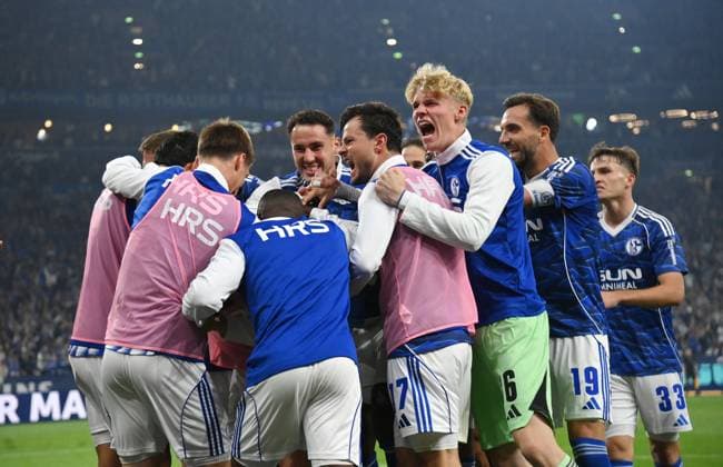 Schalke players celebrate Bryan Lasmes winning goal FC Schalke 04 , verd 23 08 2025, Fußball 2 Bundesliga, Saison 2025 2026, 3 Spieltag, FC Schalke 04 VfL Bochum 2 1 DFL regulations prohibit any use of photographs as image sequences and or quasi video Gelsenkirchen Veltins Arena Nordrhein Westfalen Germany Team2