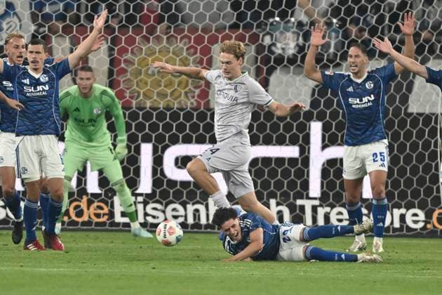 from left in duel Mats Pannewig Bochum 24 Soufiane El Faouzi Schalke 23 23 08 2025 Soccer FC Schalke 04 vs VfL Bochum, Veltins Arena, Gelsenkirchen, DFB DFL REGULATIONS PROHIBIT ANY USE OF PHOTOGRAPHS AS IMAGE SEQUENCES AND OR QUASI VIDEO Copyright: xpepphotox xSaschaxWeizx pep00321, pep_20250823_hm_111414