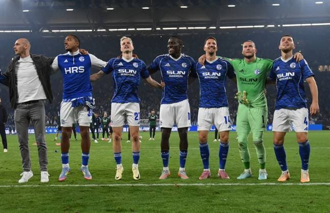 Schalkes players celebrate the victory in front of the Nordkurve, from right , Hasan Kurucay FC Schalke 04 , Hasan Kurucay, goalkeeper Loris Karius Schalke 04 , Janik Bachmann FC Schalke 04 , Bryan Lasme FC Schalke 04 , Finn Porath FC Schalke 04 , Anton Donkor FC Schalke 04 , Henning Matriciani FC Schalke 04 23 08 2025, Fußball 2 Bundesliga, Saison 2025 2026, 3 Spieltag, FC Schalke 04 VfL Bochum 2 1 DFL regulations prohibit any use of photographs as image sequences and or quasi video Gelsenkirchen Veltins Arena Nordrhein Westfalen Germany Team2