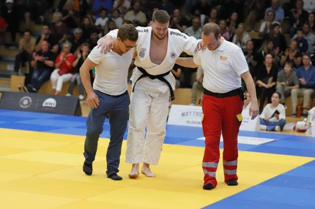 23 08 2025 xhpx Offenbach am Main 1 Judo Bundesliga 1 JC Samurai Offenbach vs JSV Speyer Nikoloz Zaalishvili Samurai vs Pierre Ederer Speyer Ederer injured