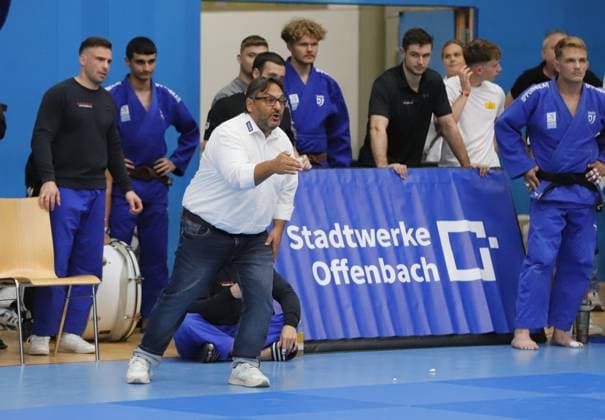 23 08 2025 xhpx Offenbach am Main 1 Judo Bundesliga 1 JC Samurai Offenbach vs JSV Speyer Francesco Liotta head coach usually doesnt stay in the chair