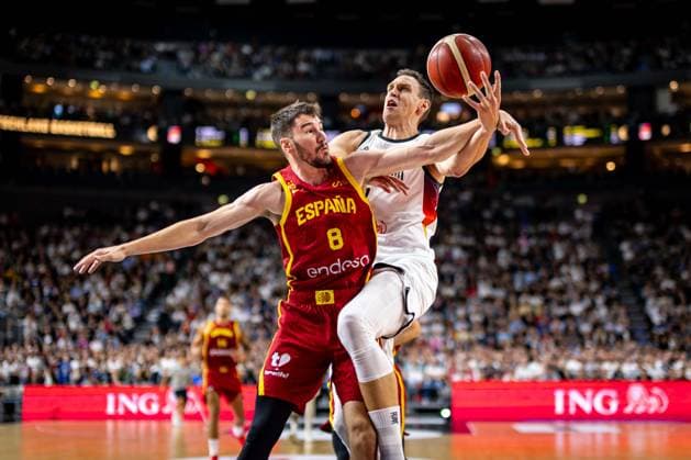 Basketball Köln 23.08.2025 Testspiel Freundschaftsspiel DBB Länderspiel Männer Herren Deutschland (GER) - Spanien (ESP) Johannes Voigtmann (Deutschland, No.07) Dario Brizuela (Spanien, No.08) *** Basketball Cologne 23 08 2025 Test match Friendly match DBB International match Men Men Germany GER Spain ESP Johannes Voigtmann Germany, No 07 Dario Brizuela Spain, No 08