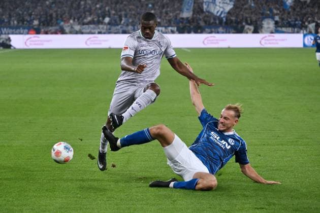 Timo Becker FC Schalke 04 , re , against Mathis Clairicia VfL Bochum 23 08 2025, Soccer 2 Bundesliga, Season 2025 2026, 3 Matchday, FC Schalke 04 VfL Bochum 2 1 DFL regulations prohibit any use of photographs as image sequences and or quasi video Gelsenkirchen Veltins Arena Nordrhein Westfalen Germany Team2
