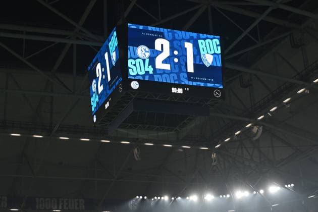 Display cube with the final result and the 3-minute injury time 23 08 2025, Football 2 Bundesliga, Season 2025 2026, Matchday 3, FC Schalke 04 VfL Bochum 2 1 DFL regulations prohibit any use of photographs as image sequences and or quasi video Gelsenkirchen Veltins Arena Nordrhein Westfalen Germany Team2