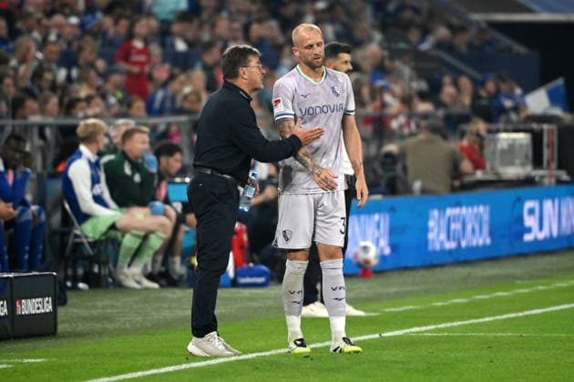 Coach Dieter Hecking VfL Bochum with Philipp Hofmann VfL Bochum 23 08 2025, Soccer 2 Bundesliga, Season 2025 2026, 3 Matchday, FC Schalke 04 VfL Bochum 2 1 DFL regulations prohibit any use of photographs as image sequences and or quasi video Gelsenkirchen Veltins Arena Nordrhein Westfalen Germany Team2
