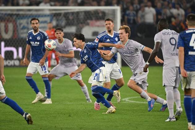 Soufiane El Faouzi Schalke 04 , Mats Pannewig VfL Bochum , v li 23 08 2025, Fußball 2 Bundesliga, Saison 2025 2026, 3 Spieltag, FC Schalke 04 VfL Bochum 2 1 DFL regulations prohibit any use of photographs as image sequences and or quasi video Gelsenkirchen Veltins Arena Nordrhein Westfalen Germany Team2