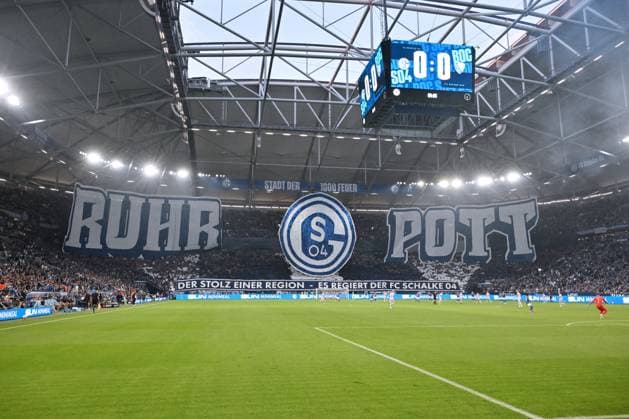 RUHRPOTT Fan choreography by Schalke coach Robert Lechleiter SSV Ulm as in the Nordkurve 23 08 2025, Soccer 2 Bundesliga, Season 2025 2026, Matchday 3, FC Schalke 04 VfL Bochum 2 1 DFL regulations prohibit any use of photographs as image sequences and or quasi video Gelsenkirchen Veltins Arena Nordrhein Westfalen Germany Team2
