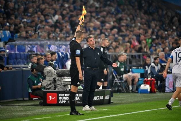 Coach Dieter Hecking VfL Bochum with assistant referee Eric Müller 23 08 2025, Soccer 2 Bundesliga, Season 2025 2026, Matchday 3, FC Schalke 04 VfL Bochum 2 1 DFL regulations prohibit any use of photographs as image sequences and or quasi video Gelsenkirchen Veltins Arena Nordrhein Westfalen Germany Team2