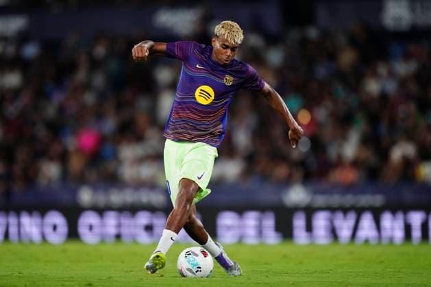 Levante UD v FC Barcelona, Barca - LaLiga EA Sports Lamine Yamal right winger of Barcelona and Spain during the warm-up before the LaLiga EA Sports match between Levante UD and FC Barcelona at Ciutat de Valencia on August 23, 2025 in Valencia, Spain. Valencia Spain  Copyright: xJosexBretonx originalFilename:bretonhernandez-levanteu250823_npdIZ.jpg