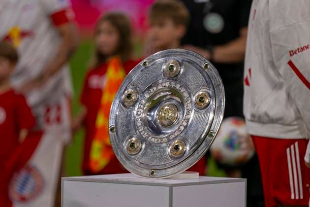 22 08 2025, Soccer Bundesliga 2025 2026, 1 matchday, FC Bayern Munich RB Leipzig, in the Allianz Arena Munich, The championship trophy is on the stele, the teams are ready behind it