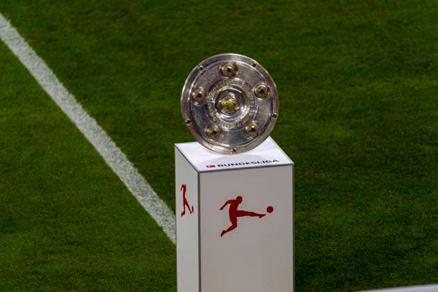 22 08 2025, Bundesliga 2025 2026, 1 matchday, FC Bayern Munich RB Leipzig, in the Allianz Arena Munich, opening ceremony of the 2025 season 26 The championship trophy stands on the stele on the edge of the pitch
