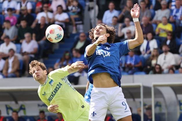 24 08 2025, xtvx, Fußball 2 Bundesliga, SV Darmstadt 98 Hertha BSC Berlin v l Zweikampf, Duell, duel, tackle, compete Leon Jensen Hertha BSC Berlin Fraser Hornby SV Darmstadt 98 DFL DFB REGULATIONS PROHIBIT ANY USE OF PHOTOGRAPHS as IMAGE SEQUENCES and or QUASI VIDEO Darmstadt