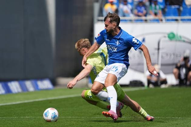 Killian Corredor SV Darmstadt 98, 34 vs Julian Eitschberger Hertha BSC Berlin, 2 24 08 2025 2 Bundesliga, Season 25 26 SV Darmstadt 98 vs Hertha BSC Berlin, Stadion am Boellenfalltor, Matchday 3, emonline, emspor,