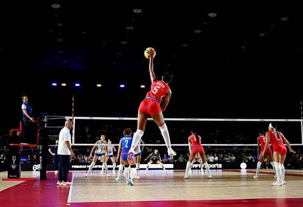 (250824) -- CHIANG MAI, Aug. 24, 2025 -- Wilmarie Rivera (front) of Puerto Rico serves during the Preliminary Phase Pool C match between Puerto Rico and Greece at the Volleyball Women s World Championship, WM, Weltmeisterschaft in Chiang Mai, Thailand, Aug. 24, 2025. ) (SP)THAILAND-CHIANG MAI-VOLLEYBALL-WOMEN S WORLD CHAMPIONSHIP-PUERTO RICO VS GREECE HouxZhaokang 
