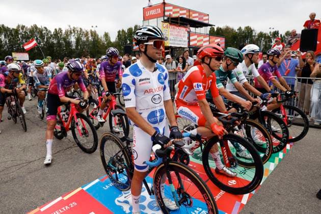 Overall leader, Belgian cyclist Jasper Philipsen (C-R), of Alpecin-Deceuninckhe Team, waits the start of the second stage of 80th Vuelta a Espana cycling tour in Alba, Italy, 24 August 2025. The stage covers 157 km between Alba and Limone Piemonte. Second stage of Vuelta a Espana tour !ACHTUNG: NUR REDAKTIONELLE NUTZUNG!  Copyright: xJavierxLizonx GRAF2118 20250824-55017727043_1