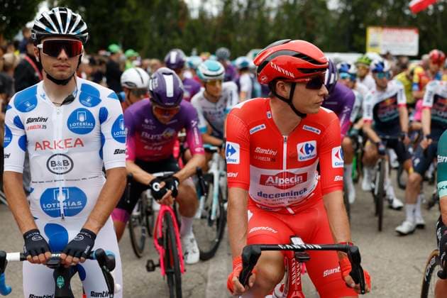 Overall leader, Belgian cyclist Jasper Philipsen (R), of Alpecin-Deceuninckhe Team, waits the start of the second stage of 80th Vuelta a Espana cycling tour in Alba, Italy, 24 August 2025. The stage covers 157 km between Alba and Limone Piemonte. Second stage of Vuelta a Espana tour !ACHTUNG: NUR REDAKTIONELLE NUTZUNG!  Copyright: xJavierxLizonx GRAF2116 20250824-55017727034_1