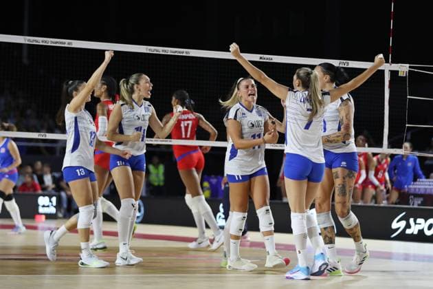(250824) -- CHIANG MAI, Aug. 24, 2025 -- Players of Greece celebrate during the Preliminary Phase Pool C match between Puerto Rico and Greece at the Volleyball Women s World Championship, WM, Weltmeisterschaft in Chiang Mai, Thailand, Aug. 24, 2025. ) (SP)THAILAND-CHIANG MAI-VOLLEYBALL-WOMEN S WORLD CHAMPIONSHIP-PUERTO RICO VS GREECE SunxWeitong 