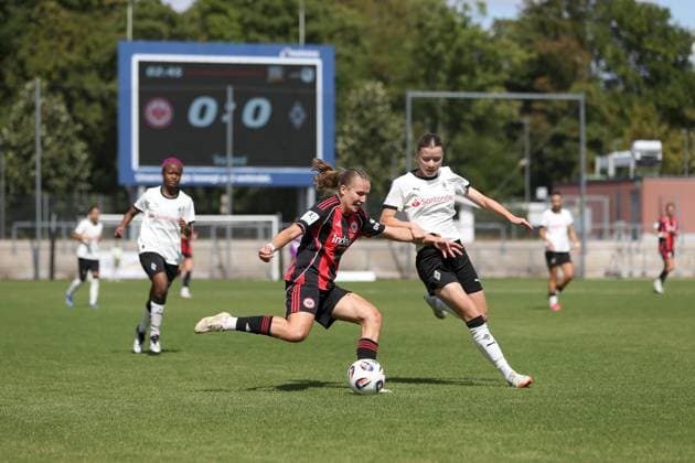 24 08 2025, xjcx, Women, Soccer, Season 2025 2026, 2 Women Bundesliga, 1 Matchday Eintracht Frankfurt II Borussia Moenchengladbach Carlotta Schwoerer 18, Eintracht Frankfurt II and Miriam Arici 2, Borussia Mönchengladbach Frankfurt am Main Stadion am Brentanobad Hessen Germany