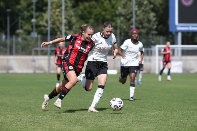 24 08 2025, xjcx, Women, Soccer, Season 2025 2026, 2 Women Bundesliga, 1 Matchday Eintracht Frankfurt II Borussia Moenchengladbach Carlotta Schwoerer 18, Eintracht Frankfurt II and Miriam Arici 2, Borussia Mönchengladbach Frankfurt am Main Stadion am Brentanobad Hessen Germany