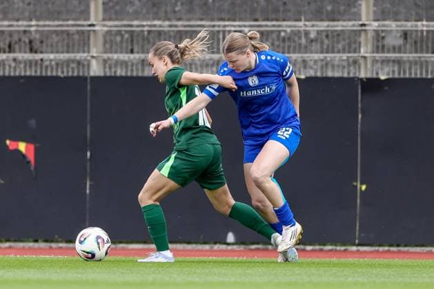 from left Maja Zielinska VfL Wolfsburg II, 10 and Lilly Damm SV Meppen, 22 in a duel, dynamic, action, action, game scene, THE DFB REGULATIONS PROHIBIT ANY USE OF PHOTOGRAPHS AS IMAGE SEQUENCES AND OR QUASI VIDEO , 24 08 2025, Meppen Germany , Football, 2 Womens Bundesliga, VfL Wolfsburg II SV Meppen xobx