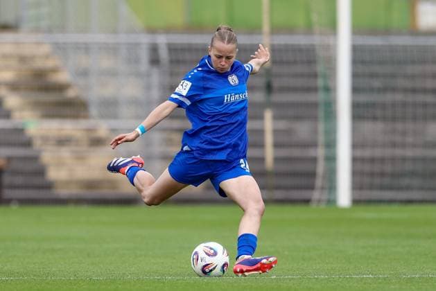 Lilly Bartke SV Meppen, 24 on the ball, cropped image, single image, full body, action, action, game scene, THE DFB REGULATIONS PROHIBIT ANY USE OF PHOTOGRAPHS AS IMAGE SEQUENCES AND OR QUASI VIDEO , 24 08 2025, Meppen Germany , Football, 2 Womens Bundesliga, VfL Wolfsburg II SV Meppen xobx