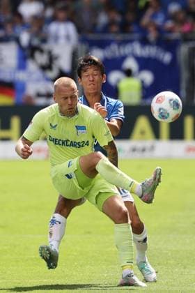 24 08 2025, xtvx, Fußball 2 Bundesliga, SV Darmstadt 98 Hertha BSC Berlin v l Zweikampf, Duell, duel, tackle, compete Jon Dagur Thorsteinsson Hertha BSC Berlin Hiroki Akiyama SV Darmstadt 98 DFL DFB REGULATIONS PROHIBIT ANY USE OF PHOTOGRAPHS as IMAGE SEQUENCES and or QUASI VIDEO Darmstadt