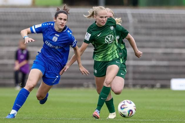 from left Marie Bleil SV Meppen, 7 and Linnea Saelen VfL Wolfsburg II, 31 in a duel, dynamic, action, action, game scene, THE DFB REGULATIONS PROHIBIT ANY USE OF PHOTOGRAPHS AS IMAGE SEQUENCES AND OR QUASI VIDEO , 24 08 2025, Meppen Germany , Football, 2 Womens Bundesliga, VfL Wolfsburg II SV Meppen xobx