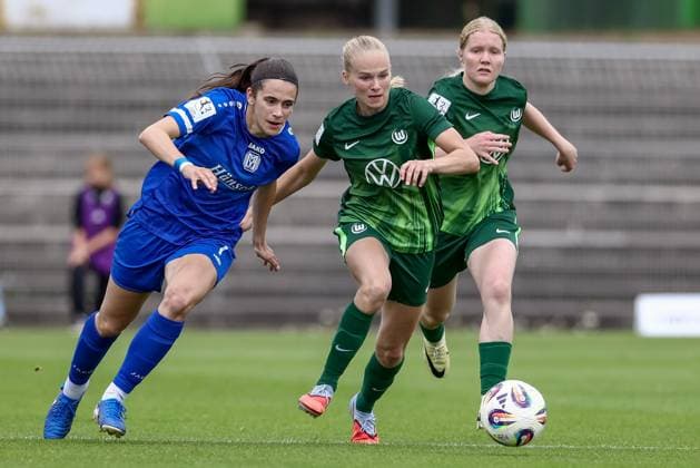 from left Marie Bleil SV Meppen, 7 and Linnea Saelen VfL Wolfsburg II, 31 in a duel, dynamic, action, action, game scene, THE DFB REGULATIONS PROHIBIT ANY USE OF PHOTOGRAPHS AS IMAGE SEQUENCES AND OR QUASI VIDEO , 24 08 2025, Meppen Germany , Football, 2 Womens Bundesliga, VfL Wolfsburg II SV Meppen xobx