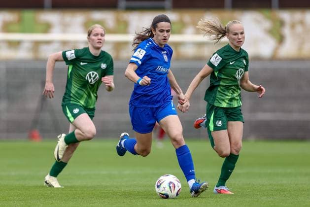 from left Marie Bleil SV Meppen, 7 and Linnea Saelen VfL Wolfsburg II, 31 in a running duel, duel, dynamic, action, action, game scene, THE DFB REGULATIONS PROHIBIT ANY USE OF PHOTOGRAPHS AS IMAGE SEQUENCES AND OR QUASI VIDEO , 24 08 2025, Meppen Germany , Football, 2 Womens Bundesliga, VfL Wolfsburg II SV Meppen xobx